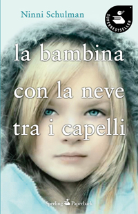 La bambina con la neve tra i capelli